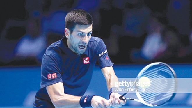 Nole khá chật vật để vượt qua đối thủ lần đầu tham dự ATP World Tour Finals, Dominic Thiem, ở trận ra quân. Ảnh: Getty Images