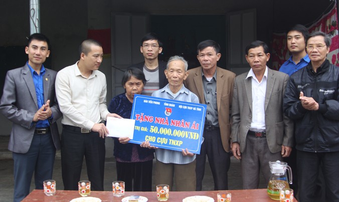 Trao số tiền 50 triệu đồng cho cựu TNXP Trịnh Văn Hà
