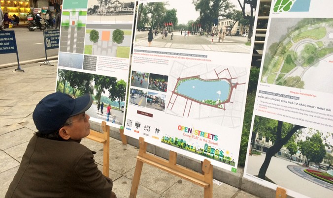 Người dân xem trưng bày phương án thiết kế và lấy ý kiến cộng đồng về cải tạo, chỉnh trang khu vực xung quanh Hồ Gươm