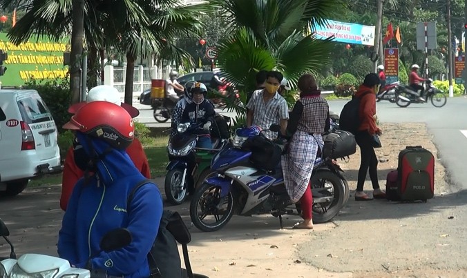 Sau Tết, giới trẻ rủ nhau chạy xe máy vào Sài Gòn.