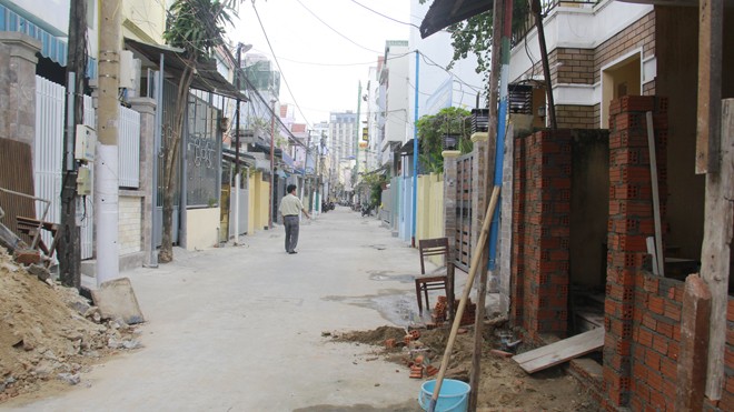 Người dân tự nguyện “bóp” sân nhà chật lại, bỏ tiền túi xây lại tường rào, cổng ngõ để nới hẻm 227 thành con đường rộng 5,5m. Ảnh: Thanh Trần