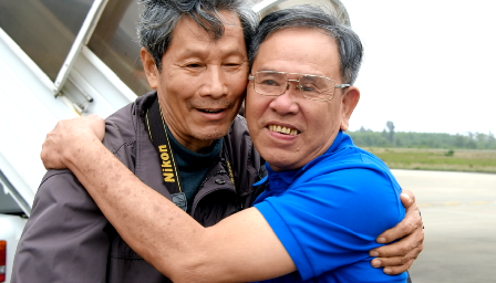Giây phút hội ngộ ở sân bay Phú Bài của nhà báo Chu Chí Thành và “người mẫu ảnh” Bùi Trọng Nghĩa​. Ảnh: Triệu Đô.