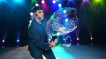 Fan Yang đem “Huyền thoại bong bóng” về biểu diễn thường xuyên ở công viên Yên Sở