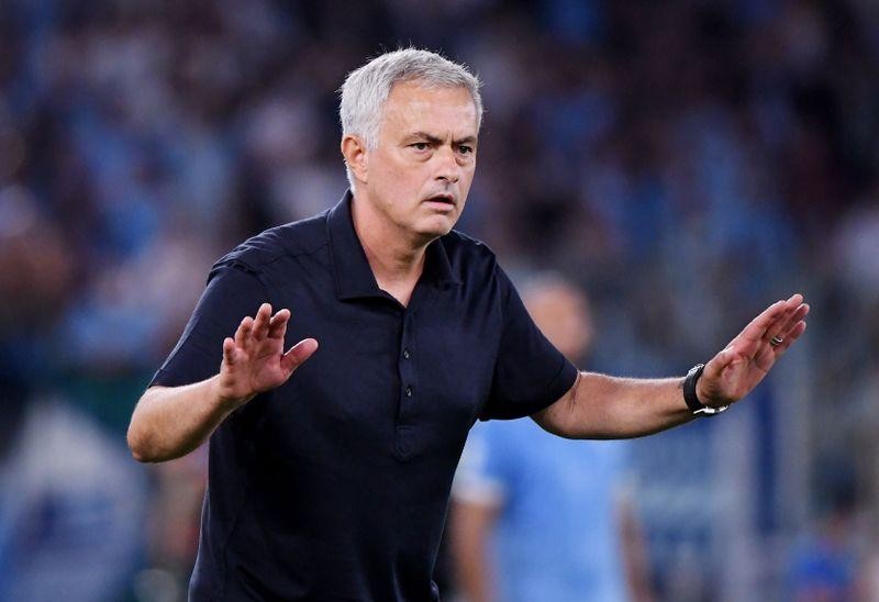 Thất bại ở derby thành Rome, Mourinho 'giở bệnh cũ' 