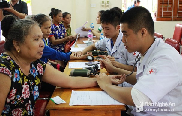 BẢN TIN TÌNH NGUYỆN: Khám bệnh, cấp phát thuốc miễn phí tại Con Cuông