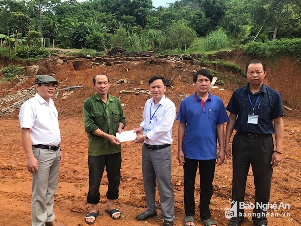 Huyện Quế Phong ủng hộ gia đình bị sập nhà do cơn bão số 3. Ảnh: Vân Thanh