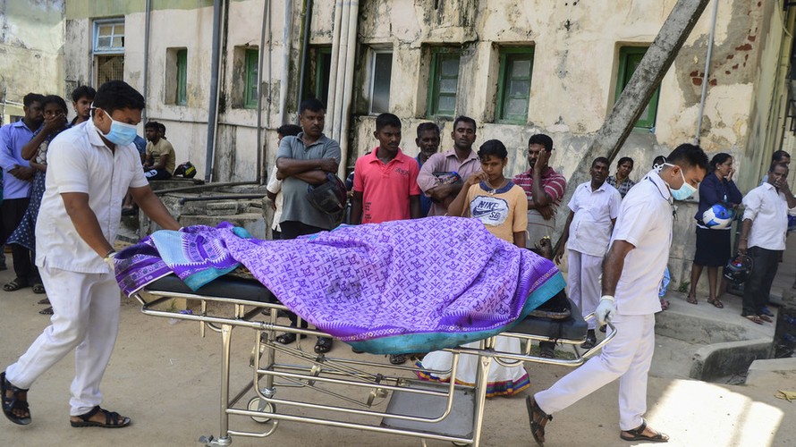 Lực lượng y tế nhanh chóng cấp cứu nạn nhân vụ đánh bom