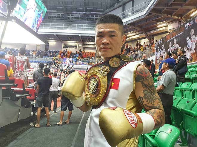 Trương Đình Hoàng ăn mừng bên chiếc đai WBA chuyên nghiệp châu Á - Ảnh: 24h 