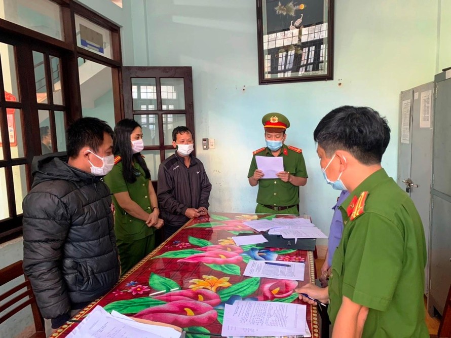 Cơ quan CSĐT đọc lệnh bắt giữ Hồ Quang Thi (áo đen, hàng giữa)