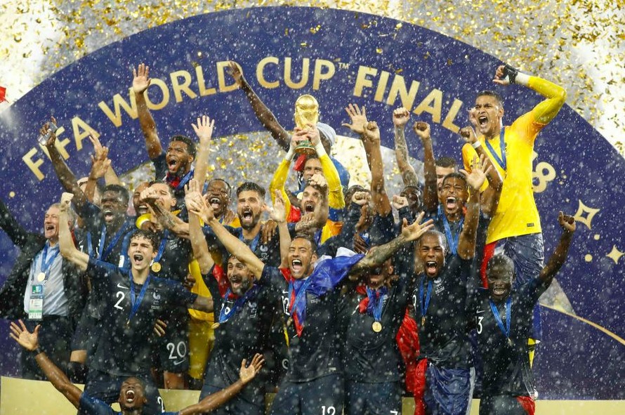 Niềm vui vỡ òa với các cầu thủ Pháp khi nhận Cúp vàng.
