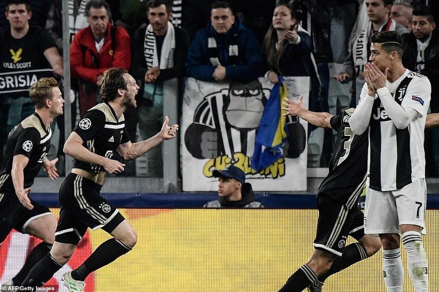Ronaldo bất lực nhìn Juventus bị loại