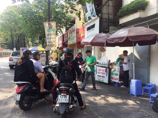 Nhiều điểm bán dừa tắc, dừa thơm trên vỉa hè Sài Gòn vào mùa “hốt bạc” vì thời tiết nắng nóng. Ảnh: Đại Việt 