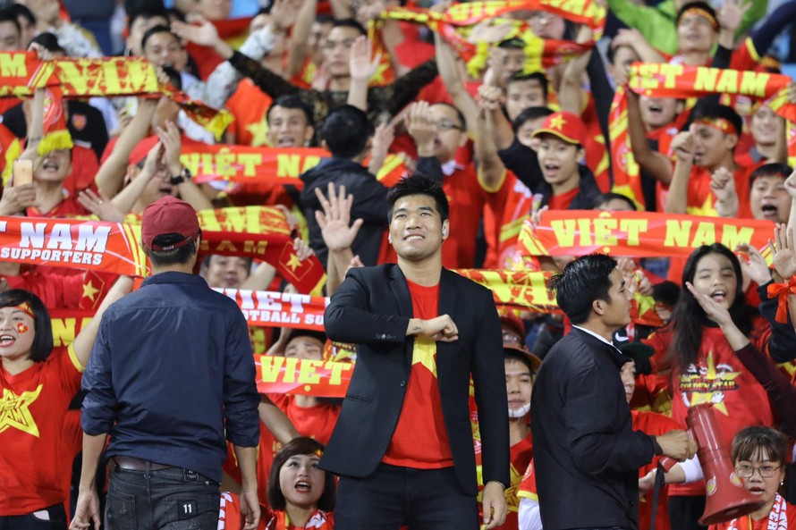 Ca sĩ Tạ Quang Thắng hát Quốc ca trước trận chung kết Cúp AFF 2018 Việt Nam - Malaysia trên sân Mỹ Ðình. Ảnh: Hồ Như Ý