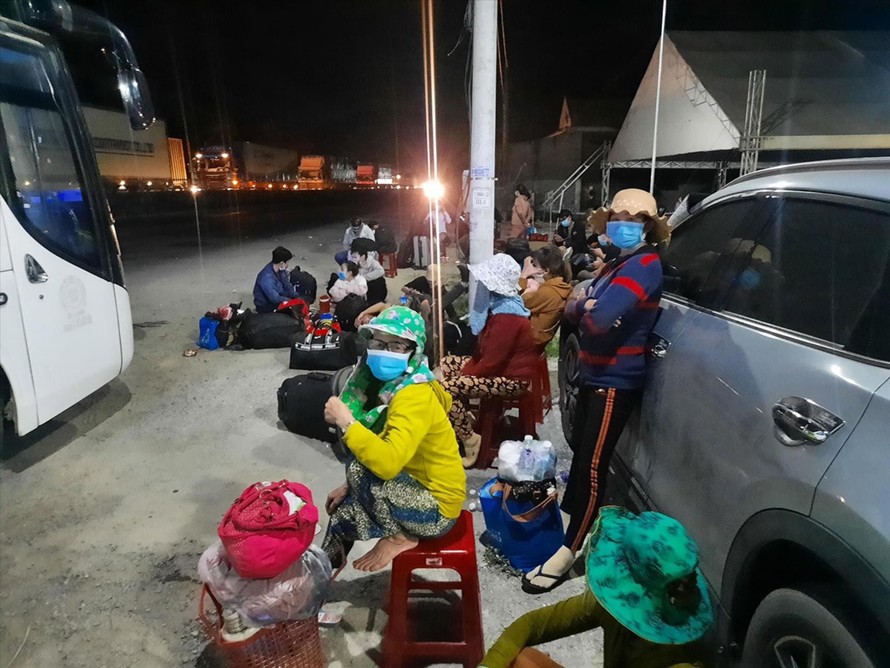 Người dân Quảng Ngãi từ các tỉnh phía Nam trở về đến chốt kiểm soát đèo Bình Đê Ảnh: Nguyễn Ngọc 