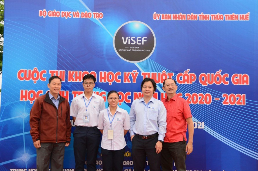 Huỳnh Minh Mẫn (thứ 3, từ phải sang) tại cuộc thi Khoa học kỹ thuật cấp quốc gia 