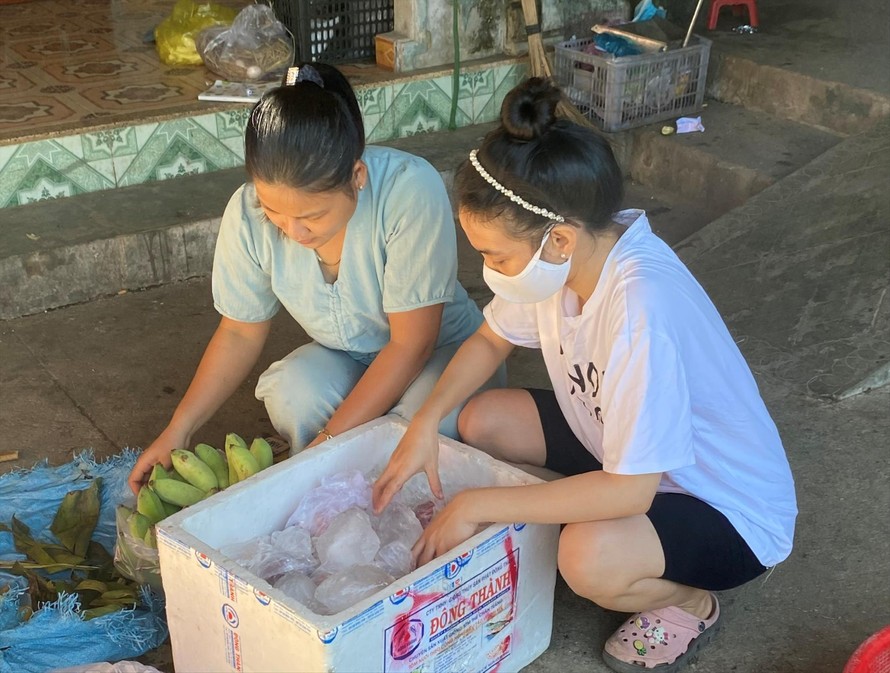 Hai chị em chị Ngọc Trâm đóng hàng thực phẩm để gửi cho người dân Đà Nẵng. Cá thịt lấy trong ngày, được ướp đá để giữ độ tươi ngon