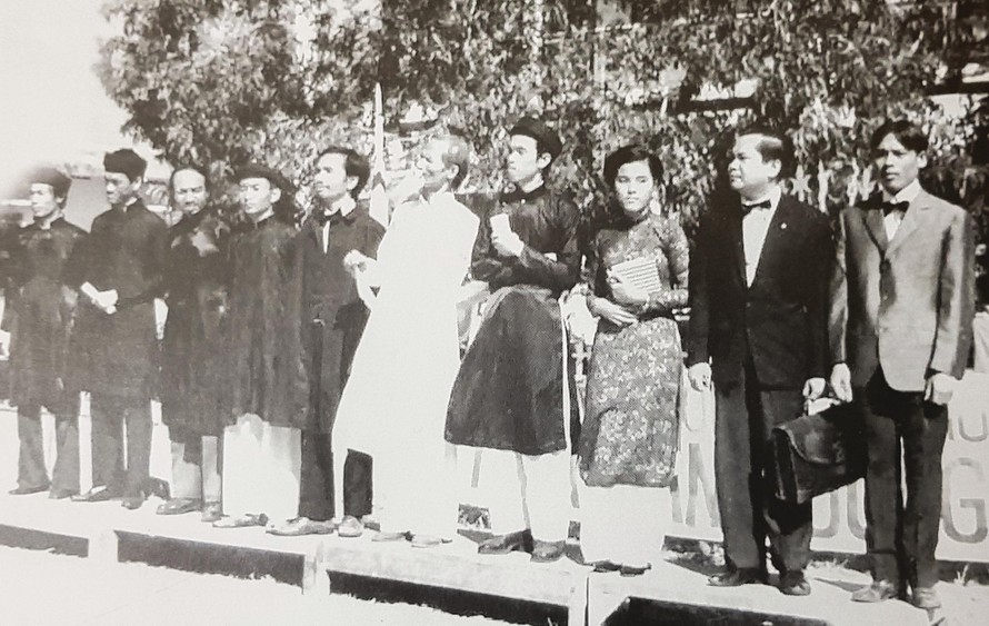 Thục trưởng Lương Văn Can (mặc áo dài trắng đứng giữa) cùng các giáo viên trường Đông Kinh Nghĩa Thục. Ảnh tư liệu do ông Lương Tiến cung cấp. 