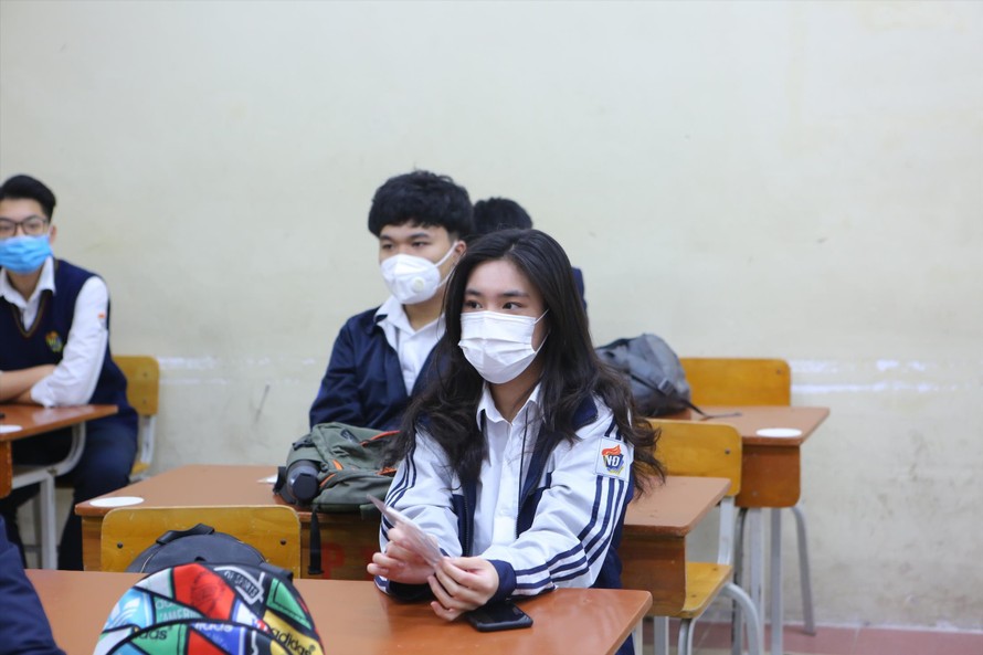 Học sinh lớp 12 ở Hà Nội tới trường học trực tiếp ở giai đoạn gần cuối học kỳ I Ảnh: Trọng Tài