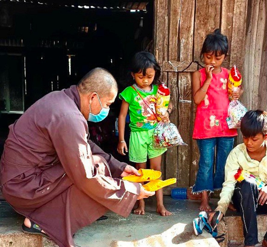 Thầy Thích Minh Phương tặng quà cho trẻ em nghèo xã vùng sâu 