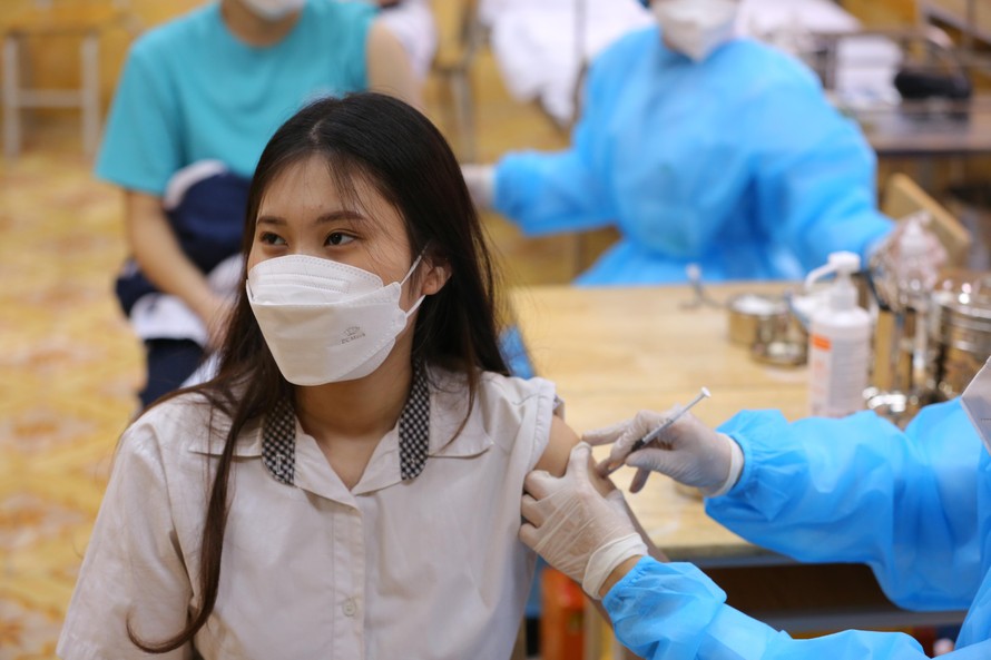 Tiêm vắc xin phòng COVID-19 cho học sinh Trường THPT Quang Trung, Hà Nội. Ảnh: Trọng Tài 
