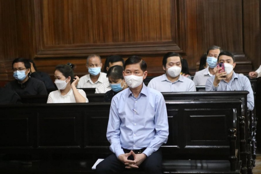 Bị cáo Trần Vĩnh Tuyến (hàng ghế đầu) tại phiên tòa Ảnh: Tân Châu 
