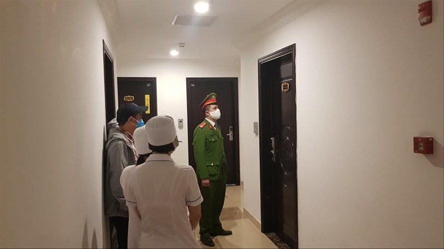 Cán bộ y tế phường Khương Đình đi kiểm tra tại một khu chung cư trên địa bàn Ảnh: Trần Hoàng