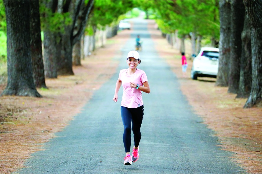 Ngọc Hoa làm quen đường chạy Tiền Phong Marathon 2021. Ảnh: Như Ý 