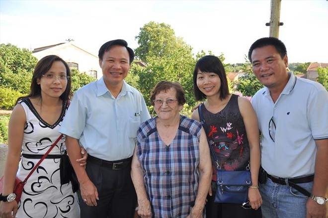 Bà Paulette (thứ 3 từ phải sang) chụp ảnh lưu niệm với những người Việt đến thăm gia đình (tư liệu)