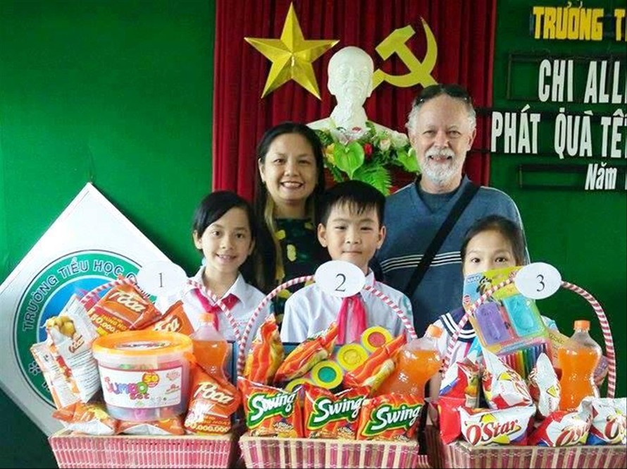 Vợ chồng bà Phan Thị Thu Lan (48 tuổi) và ông Roy Erle Hornsby trong một lần trao quà cho trẻ em Hội An