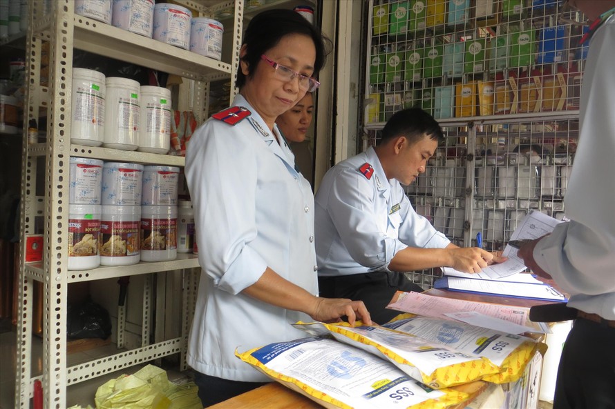 Cơ quan chức năng kiểm tra hóa đơn, chứng từ các quầy kinh doanh phụ gia thực phẩm tại chợ Kim Biên (quận 5, TPHCM) 