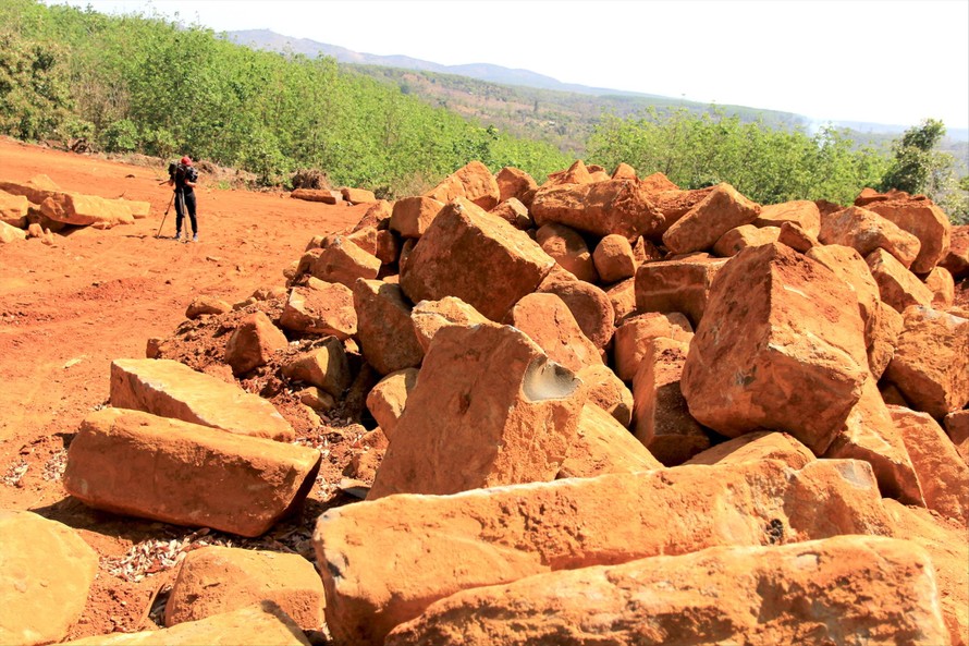  Hiện trường vụ khai thác đá trái phép ở cánh đồng lúa làng Mơ Nú 