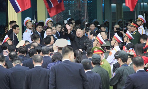​Ông Kim Jong Un nhiều lần vẫy chào người dân Việt Nam trước khi lên tàu bọc thép về nước ảnh: Trường Phong