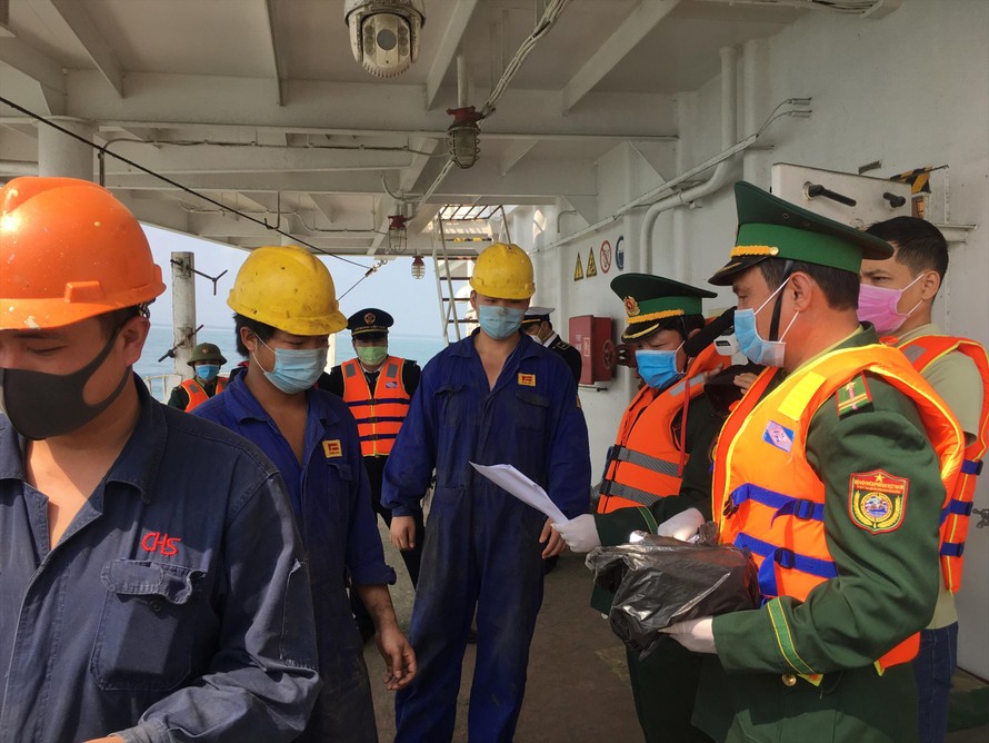 Biên phòng Quảng Bình tăng cường kiểm soát và chặn tàu đến từ Trung Quốc cập bờ
