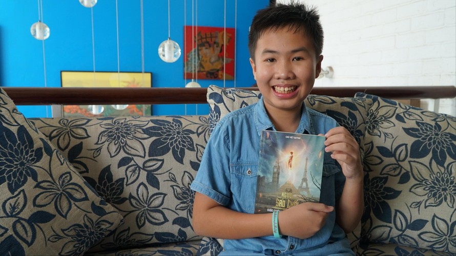 Cậu bé Cao Việt Quỳnh và cuốn sách giả tưởng “Người sao chổi: Cuộc chiến vòng quanh thế giới”