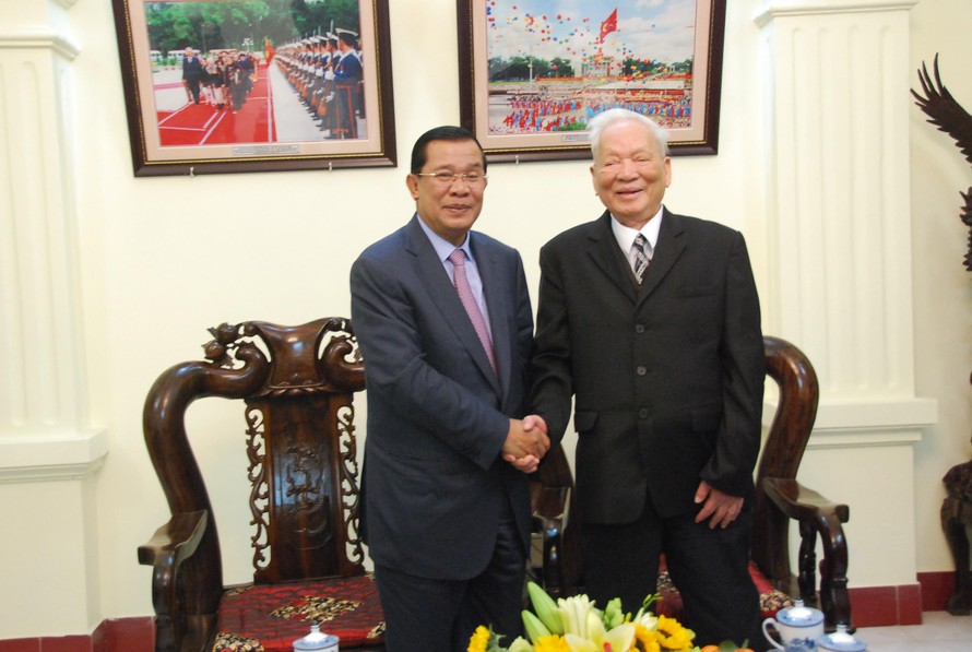  Nguyên Chủ tịch nước Lê Đức Anh với Thủ tướng Hun Sen tại tư gia. Ảnh: Xuân Ba 