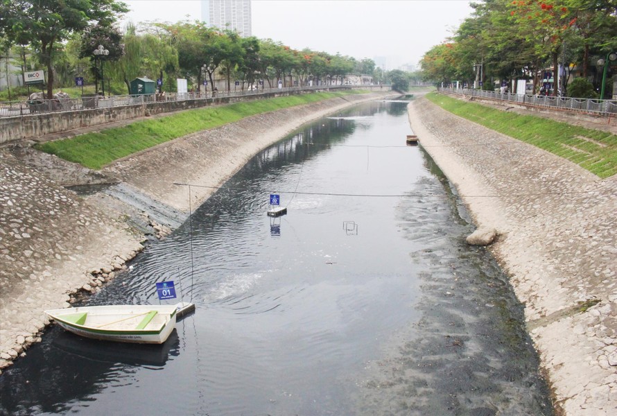 Chuyên gia cho rằng, cần có giải pháp xử lý ô nhiễm hiệu quả thay vì cống hóa mặt sông 
