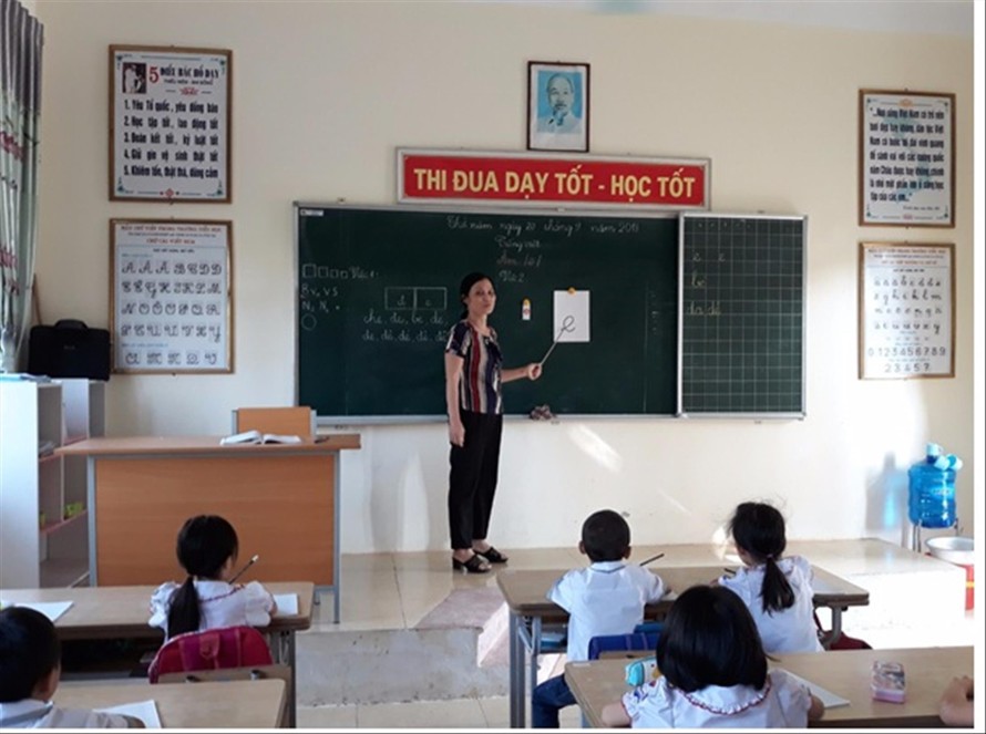 Giáo viên tại Vĩnh Phúc trong một giờ dạy Tiếng Việt 1 - công nghệ 