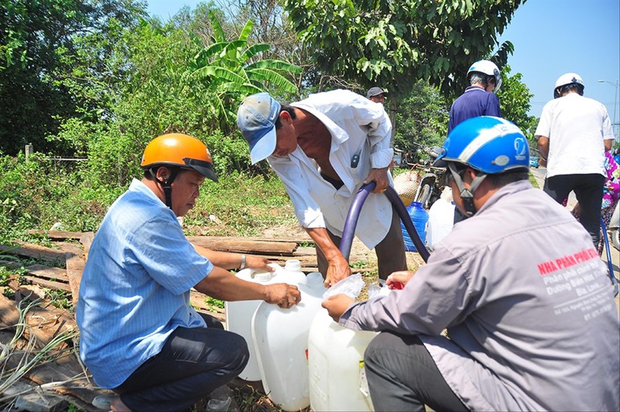 Người dân nhiều địa phương ở ĐBSCL chắt chiu từng giọt nước trong thời kỳ hạn mặn Ảnh: Hòa Hội