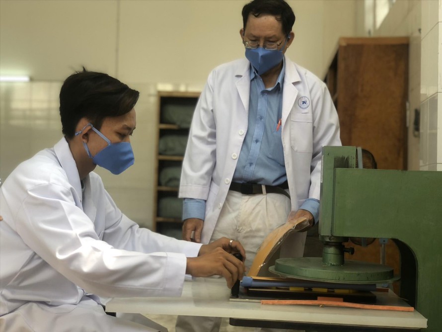 Y, bác sĩ BV Thống Nhất tại “xưởng” sản xuất khẩu trang vải kháng khuẩn Ảnh: U.P 
