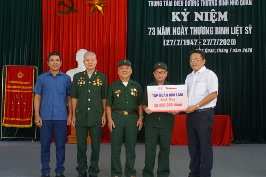 Công ty CP Him Lam phối hợp với báo Tiền Phong trao quà cho các thương, bệnh binh (Ảnh chụp tại Trung tâm Điều dưỡng thương binh huyện Nho Quan, Ninh Bình)