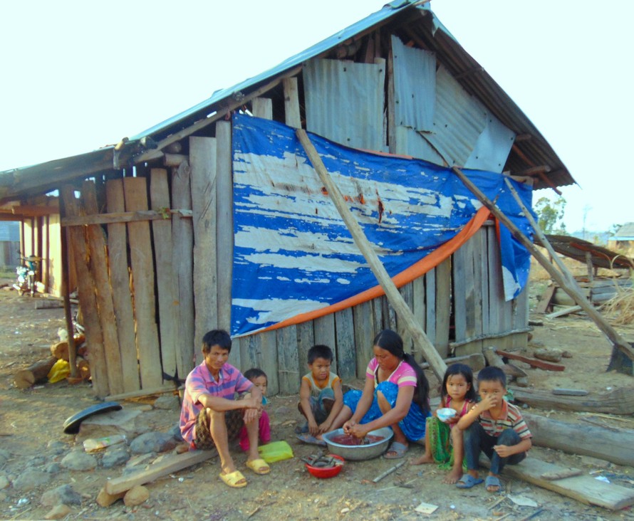 Gia đình đông con ở buôn Mông, xã Ea Kiết 