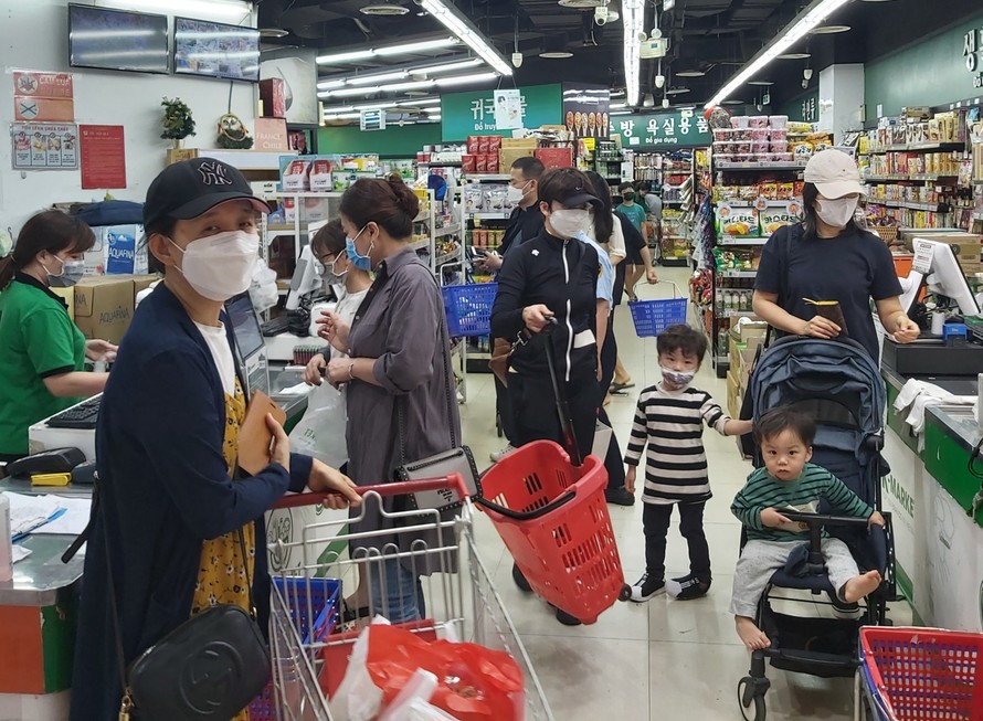 Người Hàn Quốc mua sắm ở siêu thị tại tòa nhà Keangnam (quận Nam Từ Liêm) 