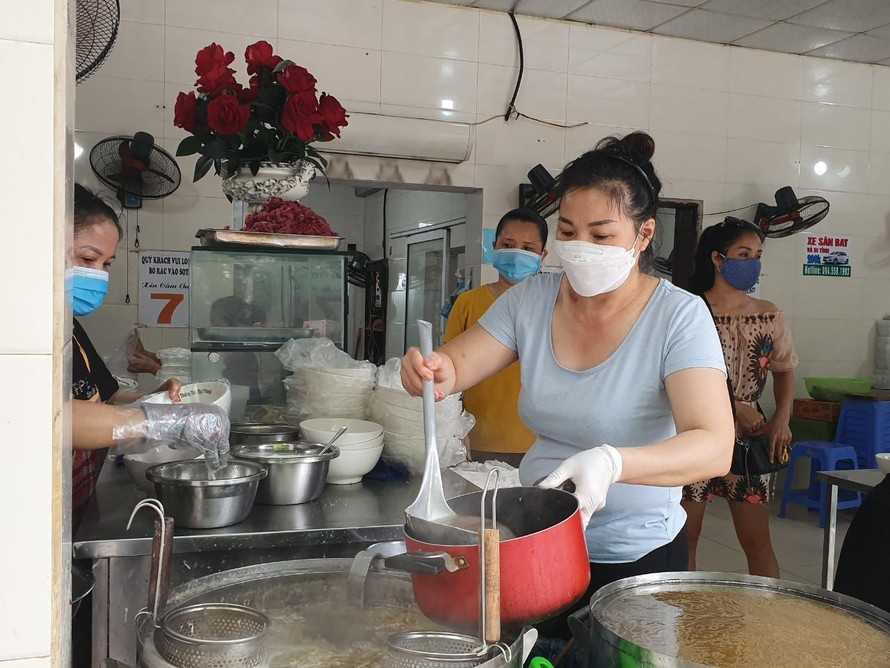 Chủ quán phỏ trên phố Nguyễn Sơn bán phở bằng nồi cho khách mang về