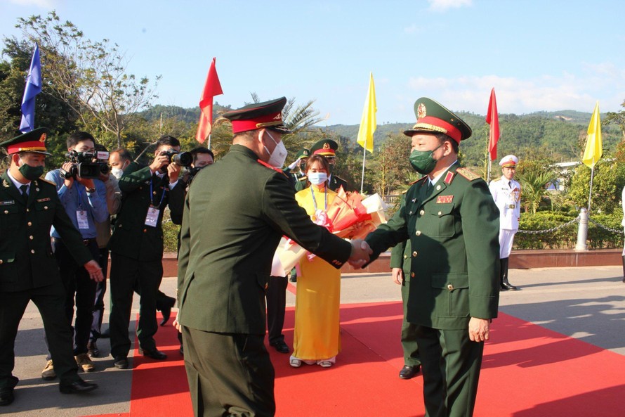 Thứ trưởng Bộ Quốc phòng Việt Nam Hoàng Xuân Chiến và Thứ trưởng Bộ Quốc phòng Lào Vongkham Phommakone đồng chủ trì buổi đối thoại.