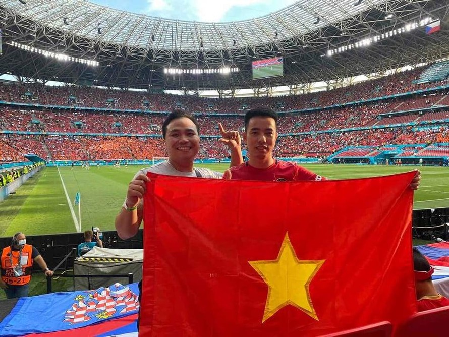 Cổ động viên Việt Nam có mặt trên sân Puskás Aréna cổ vũ cho hai đội Hà Lan và CH Séc