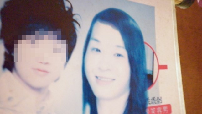 Tấm hình của Nhi (tóc dài, áo xanh) nhìn không khác gì người con gái được ghép chung với một nghệ sĩ Hàn Quốc. 