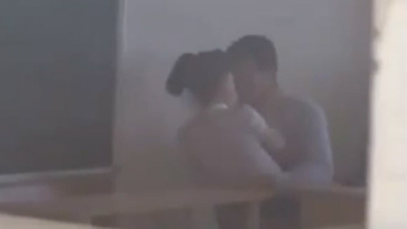 Cảnh tình cảm được cho là của một thầy giáo và nữ sinh một trường đại học trên địa bàn Hà Nội (Ảnh cắt từ clip) 