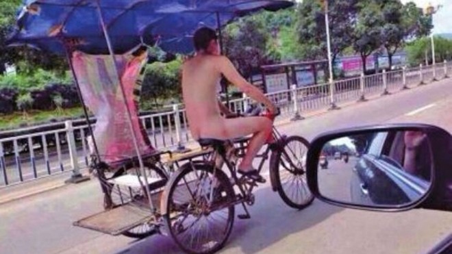 Bức ảnh khỏa thân đi xe đạp nhanh chóng được lan truyền trên các trang mạng ở Trung Quốc. Ảnh: Shanghaiist