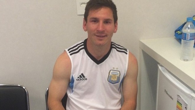 Messi khoe ảnh trong khi chờ kiểm tra doping. 