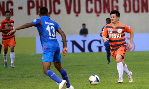 Văn Quyến (phải) trong trận đấu gần đây nhất của Ninh Bình - đại thắng 4-2 trước Churchill Brothers ở AFC Cup hôm 13/5. Ảnh: Lâm Thỏa.